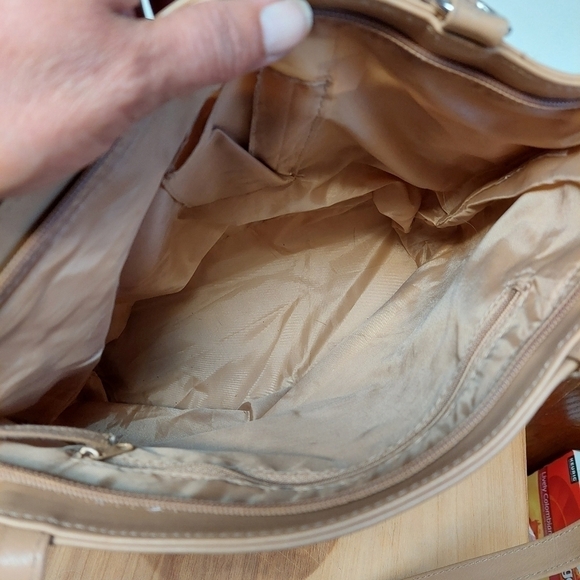 Large Tan Bucket Shoulder Bag with Long Straps - Picture 5 of 16